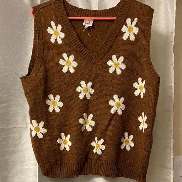 Belle Du Jour Sweaters - Belle Du Jour Brown Knit Vest with White  daisy size 3x 
24 ptp 25 length